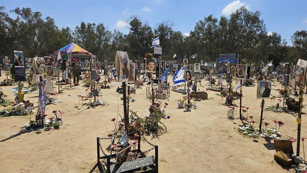 Memorial en recuerdo de las víctimas en el lugar donde se celebraba el Festival Nova el 7 de octubre de 2023
