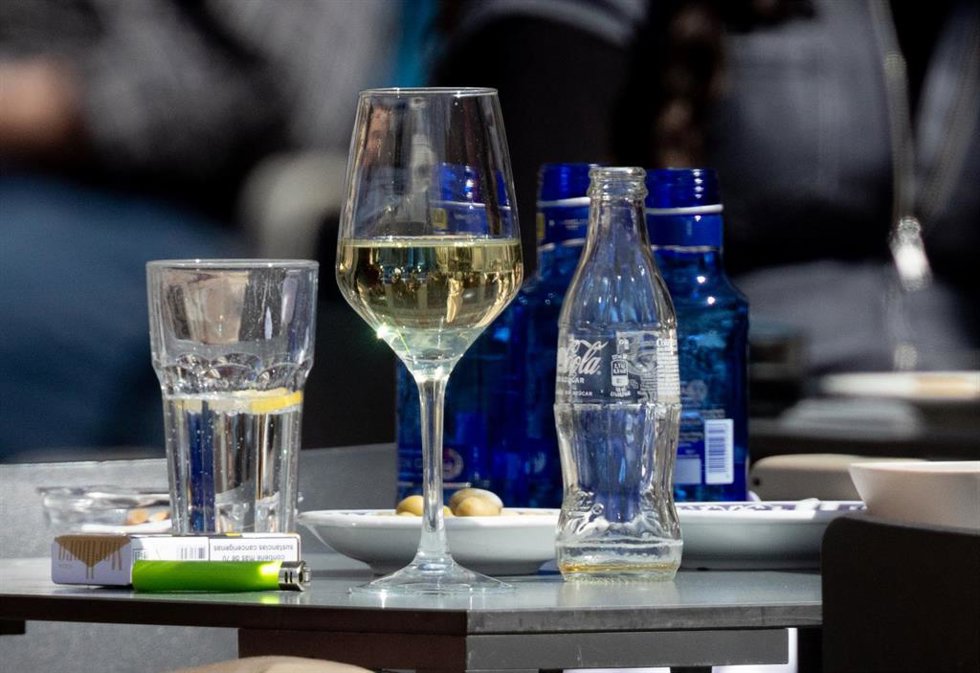Archivo - Una copa de vino en una mesa en una terraza en el centro de Madrid, a 24 de marzo de 2025, en Madrid (España).
