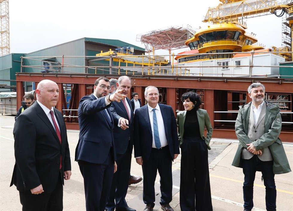 El Presidente Adrián Barbón en una visita a los astilleros Gondán.