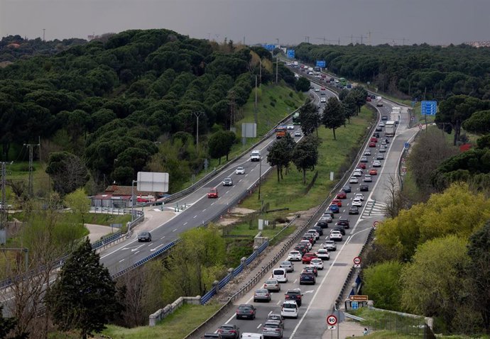 Varios vehículos circulan por la A-5