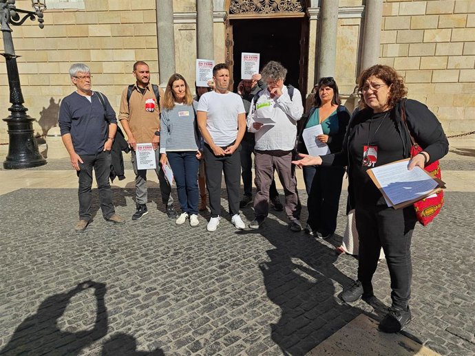 Representantes de la Mesa en la plaza Sant Jaume de Barcelona.