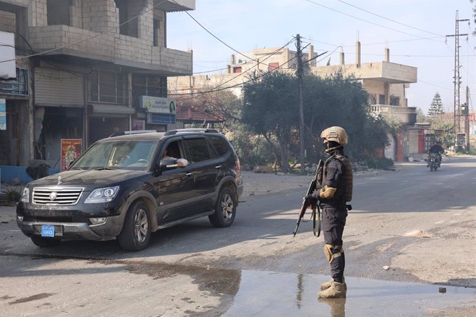Archivo - JABLEH, March 10, 2025  -- A member of the Syrian security forces stands guard on a street in the coastal city of Jableh, Latakia province, northwestern Syria, March 9, 2025. Syrian interim President Ahmed al-Sharaa on Sunday announced the forma