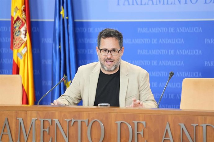 El portavoz de Adelante Andalucía, José Ignacio García, este miércoles en rueda de prensa en el Parlamento.