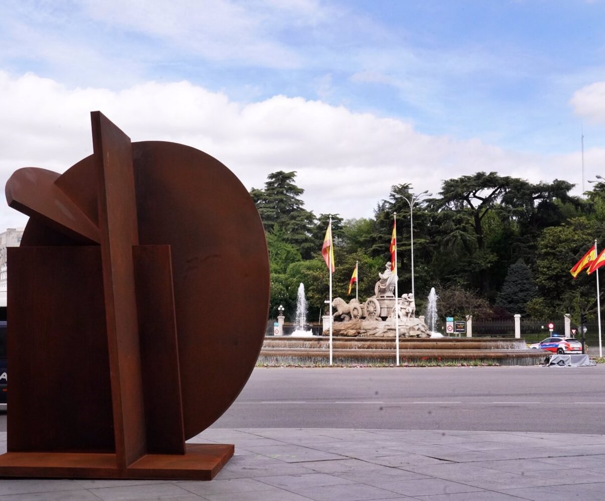 Cibeles mira desde ayer a  Hermes , una escultura de Rafael Canogar