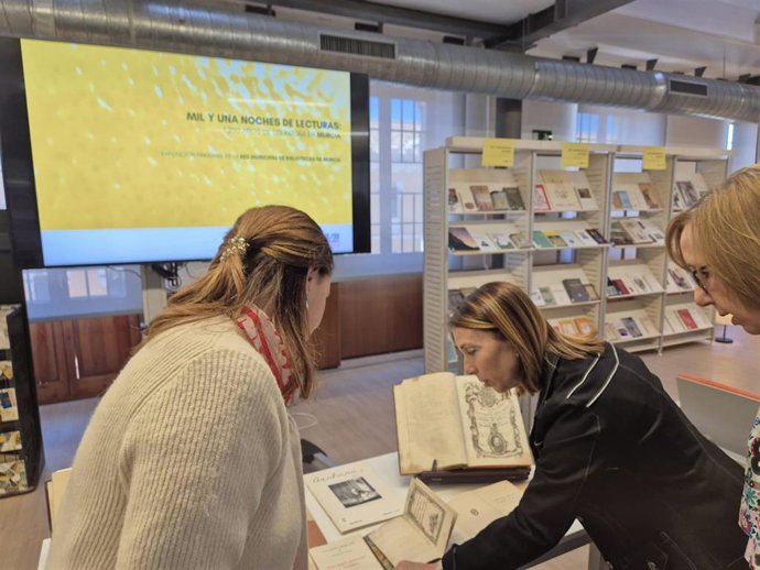 Belén López Cambronero, en una biblioteca municipal