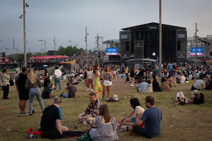 Archivo - Un grupo de personas durante un festival en el Fòrum