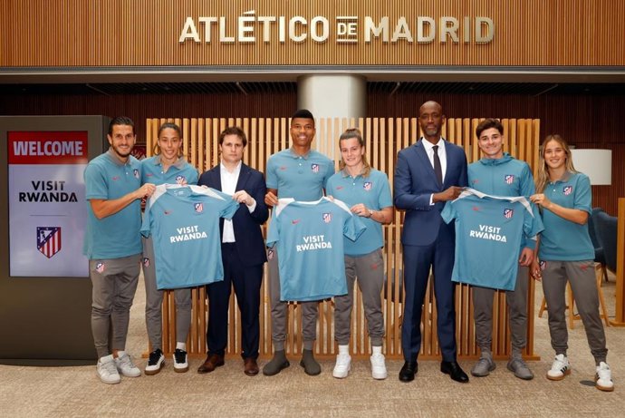 Foto de familia tras el acuerdo de patrocinio entre el Atlético de Madrid y Rwanda Development Board