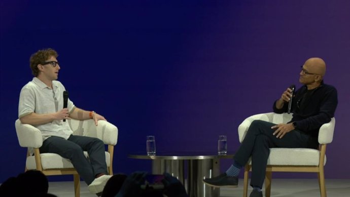 El CEO de Meta, Mark Zuckerberg, y el CEO de Microsoft, Satya Nadella, en el evento LlamaCon.