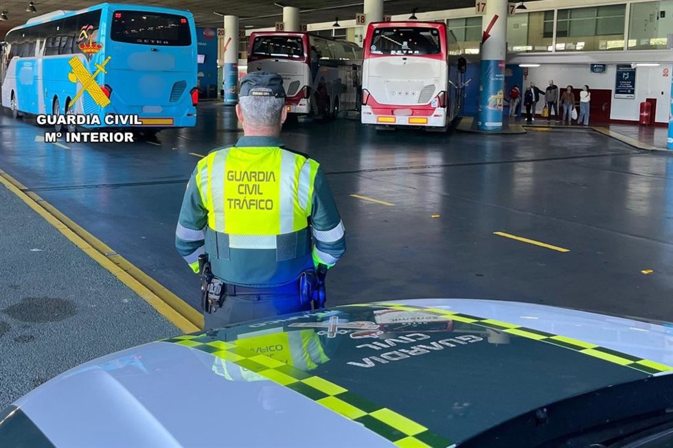 Un agente de la Guardia Civil en la estación de Delicias de Zaragoza, en uno de los controles llevados a cabo esta Semana Santa en Aragón.