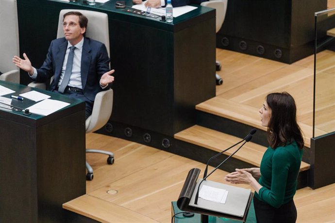 Archivo - La jefa de la oposición del Ayuntamiento de Madrid y portavoz del grupo municipal de Más Madrid, Rita Maestre, y el alcalde de Madrid, José Luis Martínez Almeida 