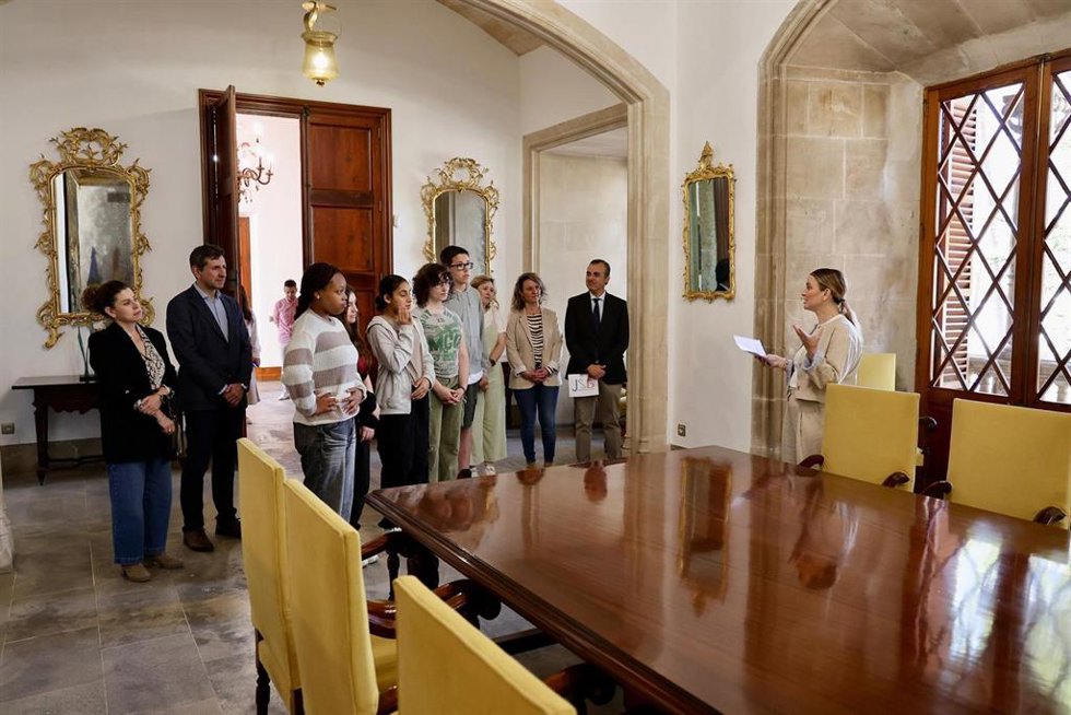Alumnos del IES Josep Sureda i Blanes piden a Prohens una asignatura sobre resolución de conflictos.