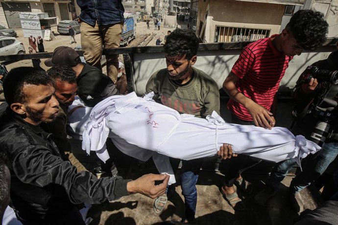 Palestinos com o corpo de uma pessoa morta em um bombardeio do exército israelense na Faixa de Gaza (arquivo).