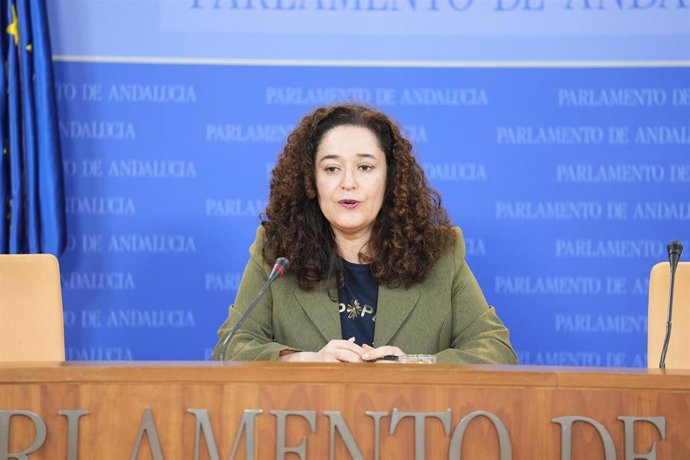 La portavoz del grupo Por Andalucía, Inma Nieto, en rueda de prensa en el Parlamento.