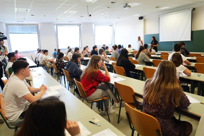 Archivo - Estudiantes se examinan durante el primer día de las pruebas de la Evaluación del Bachillerato para el Acceso a la Universidad (EBAU), en la Universidad de Cantabria, a 5 de junio de 2024, en Santander, Cantabria (España).