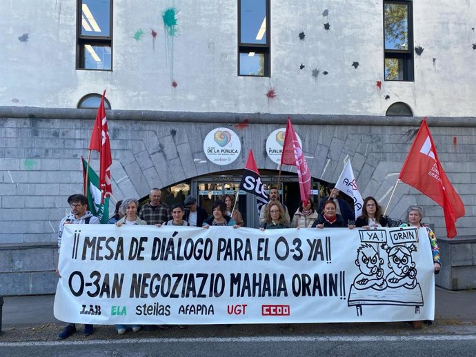 La Intersindical del 0-3 se concentra en Pamplona para exigir su incorporación a la comisión de trabajo entre FNMC y el Departamento de Educación.