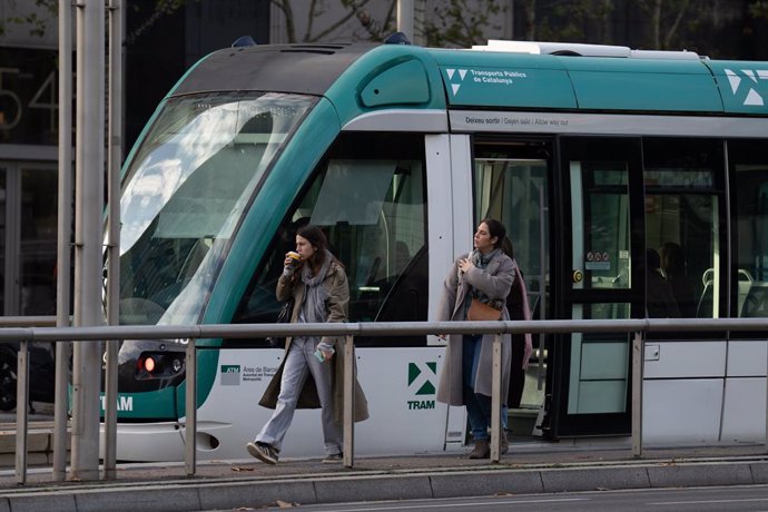 Archivo - Diverses persones sortint d'un tramvia a Barcelona