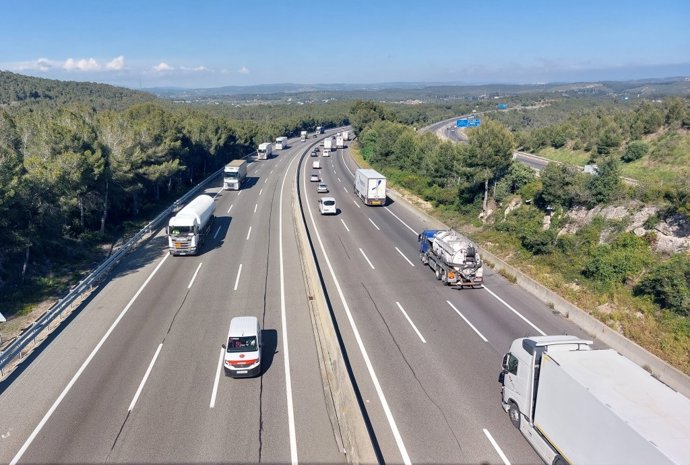 Diversos camiones circulan por el tramo de la AP-7 entre Tarragona y Altafulla, en paralelo a la autovía A-7