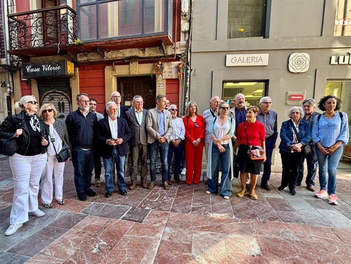 El portavoz y el concejal del PSOE en el Ayuntamiento de Oviedo, Carlos Fernández Llaneza, y Jorge García Monsalve, en la reivindicación y homenaje a la figura de Indalecio Prieto Tuero este miércoles frente a la casa en lla que nació este político.