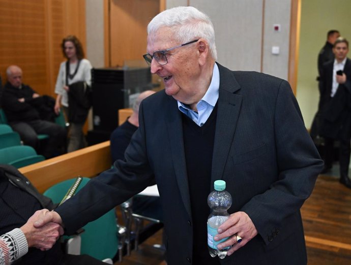 Archivo - 24 March 2025, Hesse, Frankfurt_Main: Former German Football Federation (DFB) president Theo Zwanziger arrives at the courtroom of the regional court. The Frankfurt regional court has requested to drop the charges against Zwanziger, who was accu