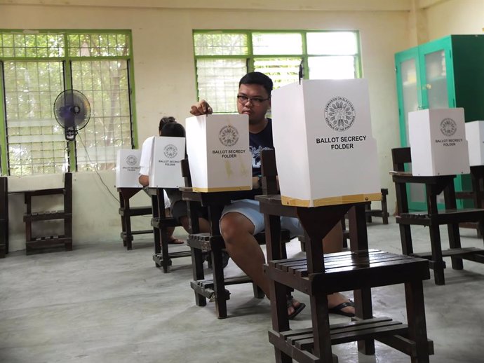 Archivo - Imagen de archivo de un centro de votación en Filipinas.