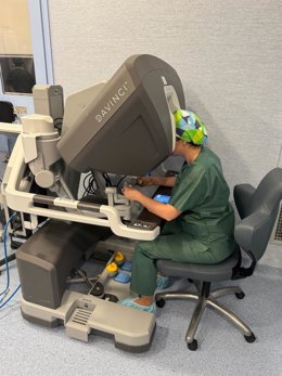 El Hospital Vithas Xanit Internacional incorpora cirugía robótica Da Vinci y neuromodulación en el tratamiento integral de la endometriosis
