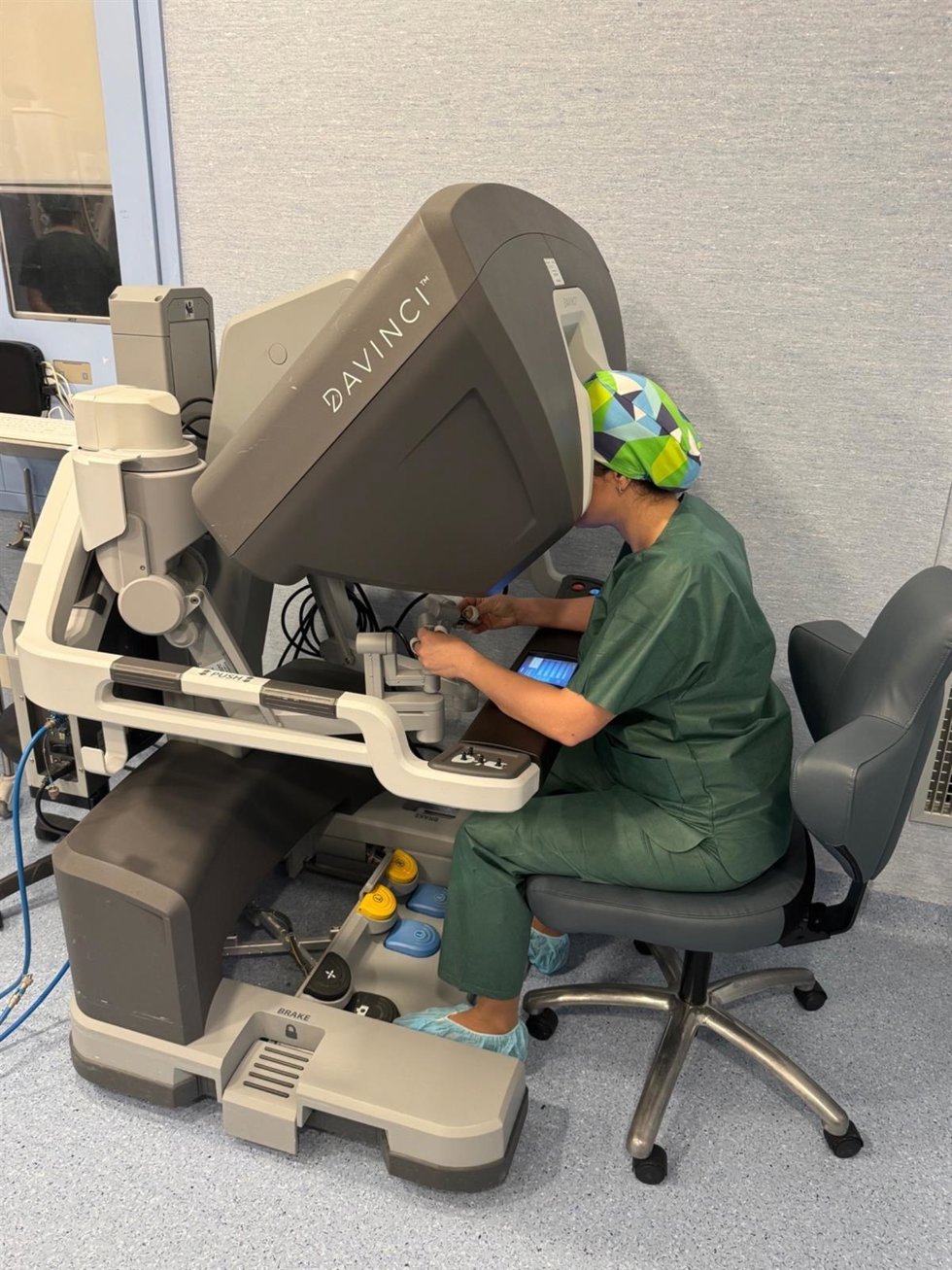 El Hospital Vithas Xanit Internacional incorpora cirugía robótica Da Vinci y neuromodulación en el tratamiento integral de la endometriosis