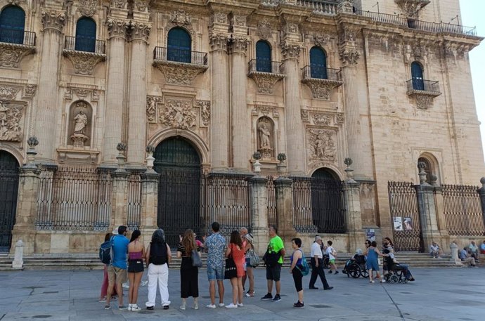 Archivo - Un grupo de turistas ante la Catedral de Jaén.