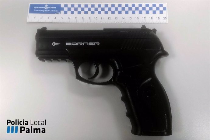 Una pistola de aire compromido intervenida al detenido.
