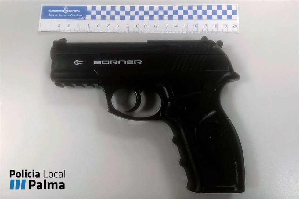 Una pistola de aire compromido intervenida al detenido.