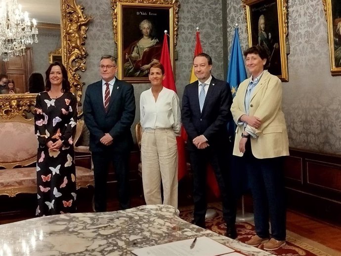 Imagen de la firma del convenio de financiación de la UPNA para el período 2025-2028
