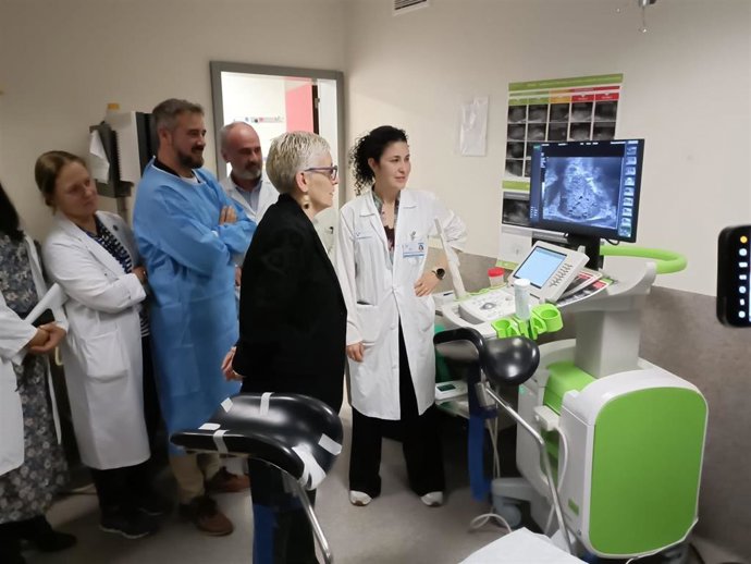 La consejera de Salud del Principado de Asturias, Concepción Saavedra, durante su visita al Servicio de Urología del Hospital Universitario de Cabueñes (Gijón).