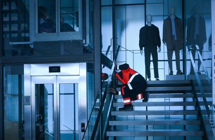 Interior de una tienda de ropa en Santander durante el apagón