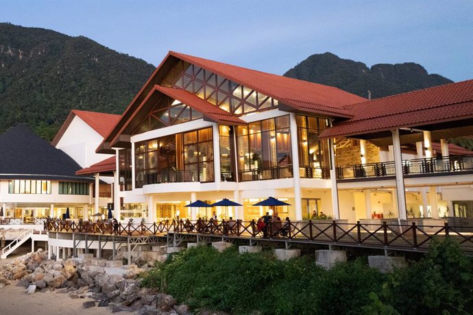 The resort’s sea-facing Luxe Wing glows at twilight, offering guests a tranquil retreat framed by Mount Santubong and the calming sounds of the ocean.