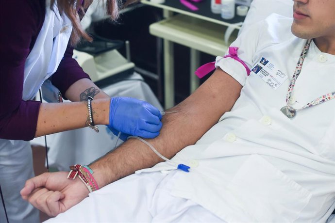 Archivo - El brazo de un donante de sangre