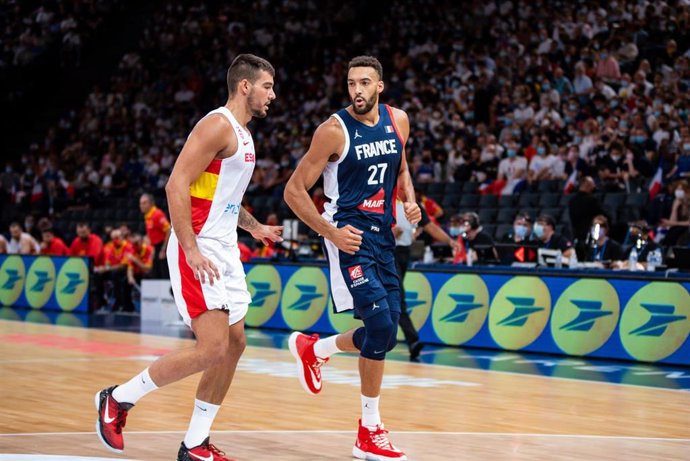 Archivo - Willy Hernangomez of Spain and Rudy Gobert of France during the International Men's Friendly Basketball match between France and Spain on July 10, 2021 at AccorHotels Arena in Paris, France - Photo Antoine Massinon / A2M Sport Consulting / DPPI