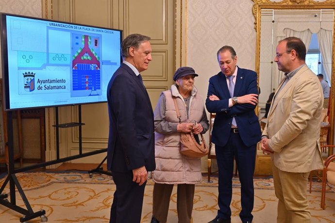 El alcalde antes de presentar el proyecto de remodelación de la plaza de Santa Cecilia.
