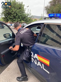 Archivo - Agente de Policía Nacional entrando a su vehículo en Ibiza