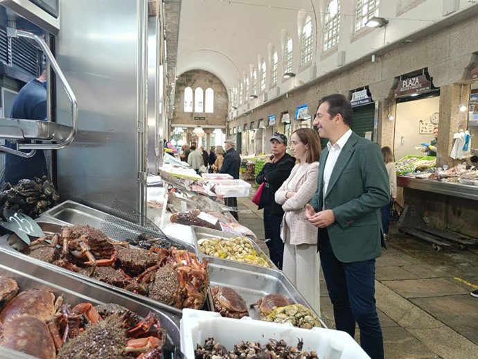 El conselleiro de Sanidade ha visitado este miércoles el Mercado de Abastos de Santiao