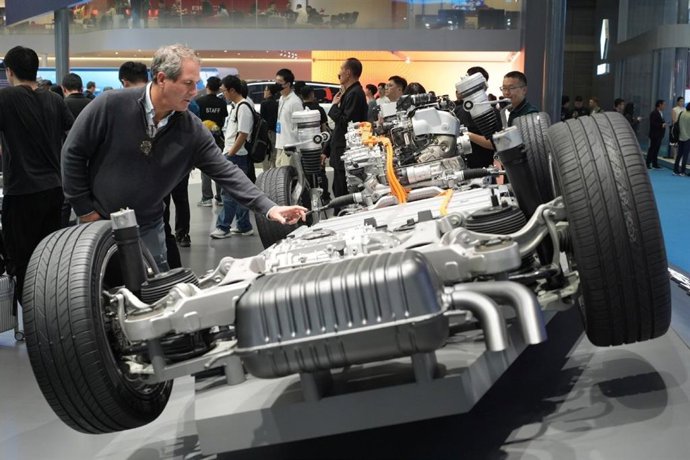Visitantes observan vehículos presentados en la 21ª Exposición Internacional de la Industria Automotriz de Shanghai. [Foto de Gao Erqiang/China Daily] (PRNewsfoto/german.shanghai.gov.cn)