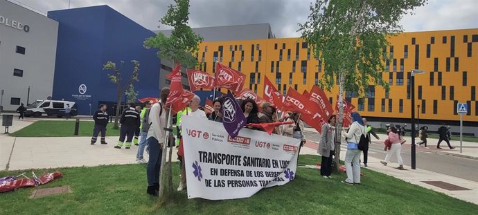 CCOO y UGT protestan por el convenio de los trabajadores del transporte sanitario en el Hospital Universitario de Toledo