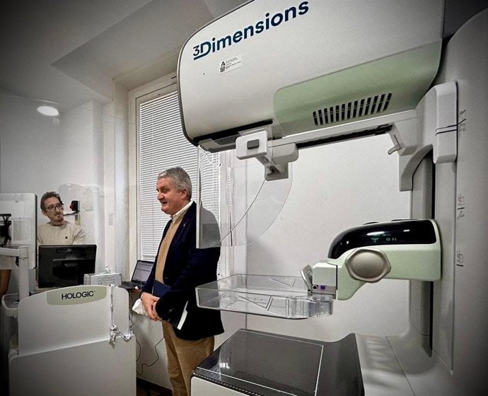 El delegado territorial de Salud y Consumo de la Junta en Almería, Juan de la Cruz Belmonte, junto a un mamógrafo del Programa de Detección Precoz del Cáncer de Mama.