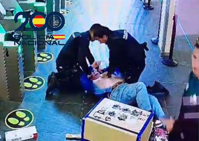 Dos agentes tratan de reanimar a un hombre en parada cardíaca en la frontera de La Línea con Gibraltar.