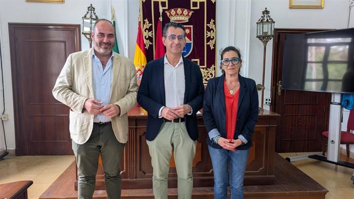 Antonio Aragón con el alcalde de Barbate.