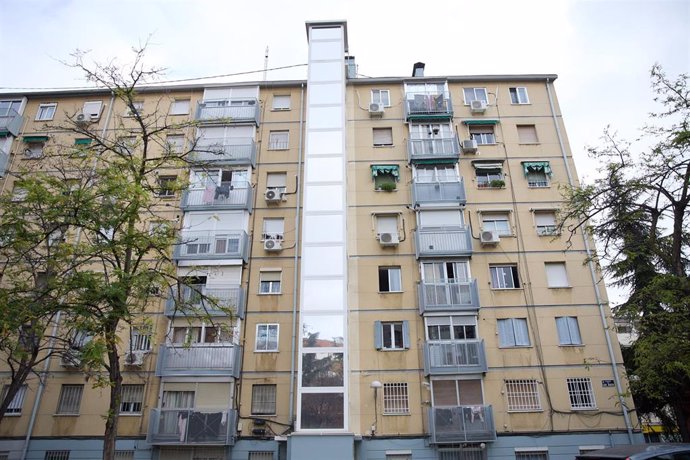 Archivo - Un ascensor instalado en la fachada de un edificio en la calle Marcelo Usera, a 9 de diciembre de 2023, en Madrid (España). 