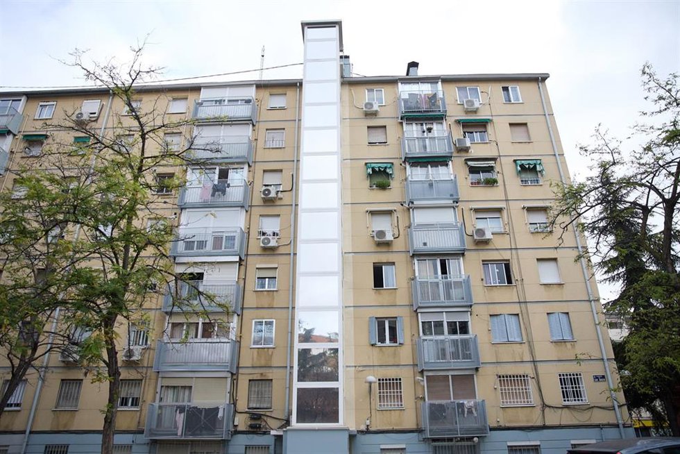 Archivo - Un ascensor instalado en la fachada de un edificio en la calle Marcelo Usera, a 9 de diciembre de 2023, en Madrid (España). 