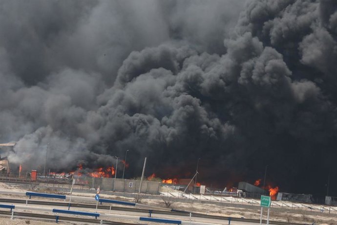 Columna de humo tras la explosión registrada en el puerto de la ciudad de Bandar Abbas, en el sur de Irán (archivo)