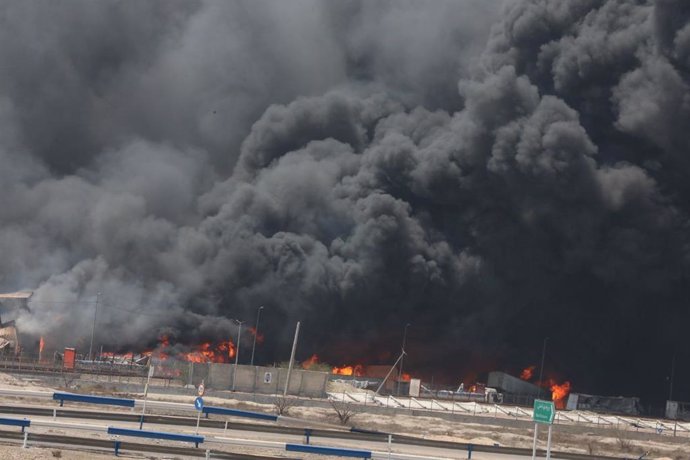 Pluma de fumaça após a explosão no porto da cidade de Bandar Abbas, no sul do Irã (arquivo)