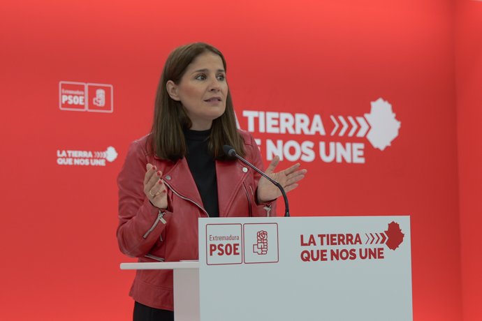 La portavoz del PSOE extremeño, Isabel Gil Rosiña, en rueda de prensa