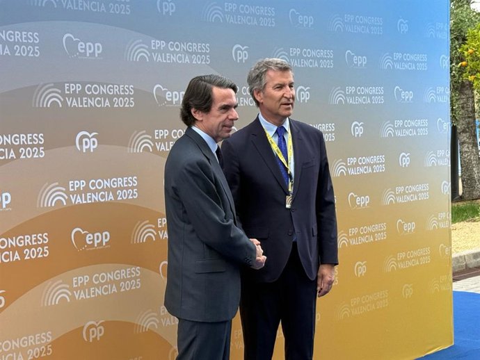 O ex-primeiro-ministro José María Aznar cumprimenta o presidente do PP, Alberto Núñez Feijóo, em sua chegada ao Congresso do EPP, que está sendo realizado atualmente em Valência.
