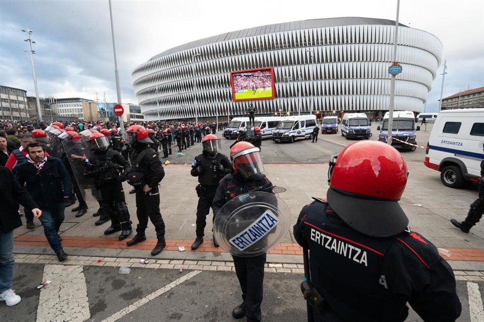 Archivo - Dispositivo de la Ertzaintza previo al partido de Europa League entre Athletic de Bilbao y AS Roma, en los exteriores del estadio San Mamés, a 13 de marzo de 2025, en Bilbao